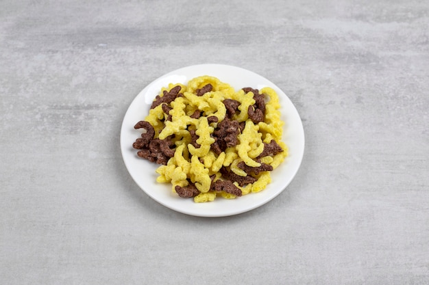 Foto gratuita plato blanco de copos de maíz colocados sobre la mesa