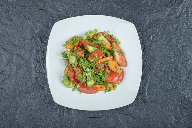 Un plato blanco de deliciosa ensalada de verduras.