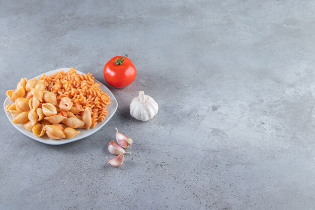 Plato blanco de dos diferentes pastas cremosas sobre fondo de piedra.