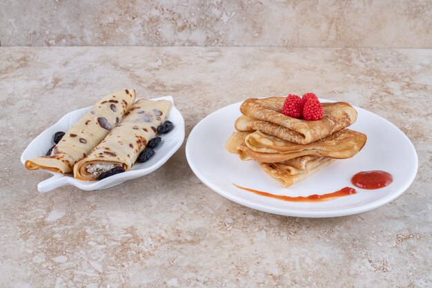 Un plato blanco con panqueques y bayas.