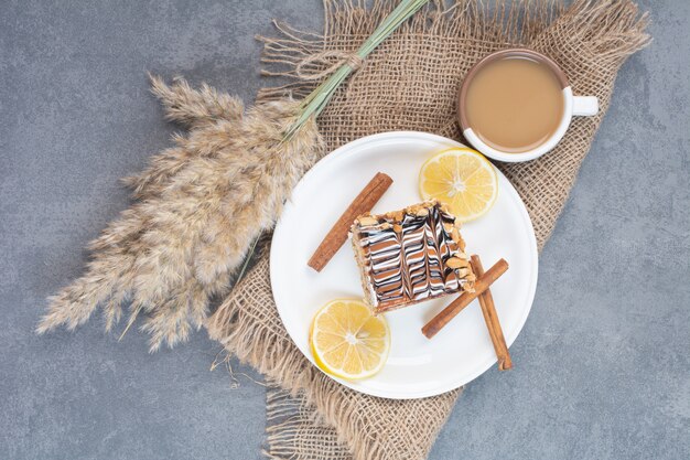 Un plato blanco de pastel cremoso con taza de delicioso café.