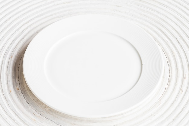 Foto gratuita plato blanco sobre fondo blanco de madera