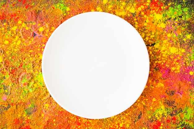 Foto gratuita plato blanco sobre mesa de colores