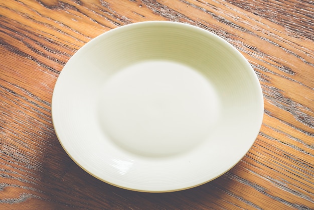 Foto gratuita plato blanco vacío sobre fondo de madera