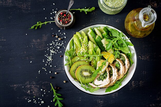 Plato Buda con filete de pollo, aguacate, pepino, ensalada de rúcula fresca y sésamo