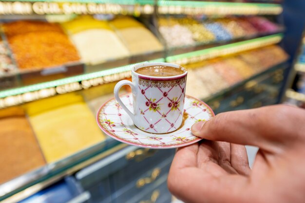 Un plato con café en una taza turca tradicional