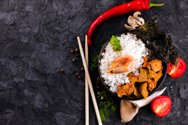 Foto gratuita plato de camarones y arroz con espacio de copia