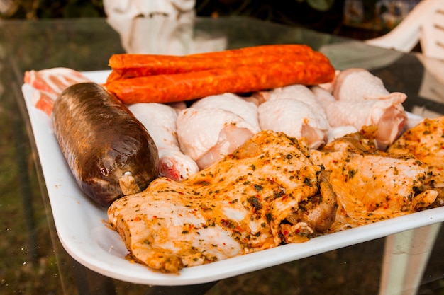 Plato de carne cruda en la bandeja