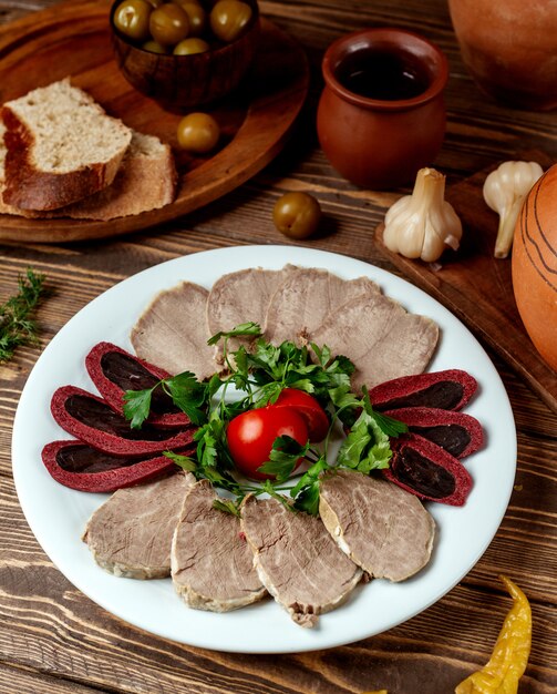 Plato de carne fría sobre la mesa