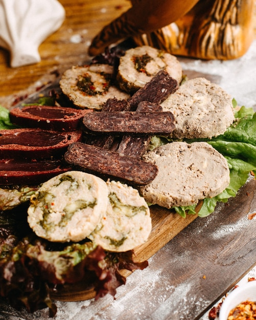 Plato de carne georgiana sobre la mesa