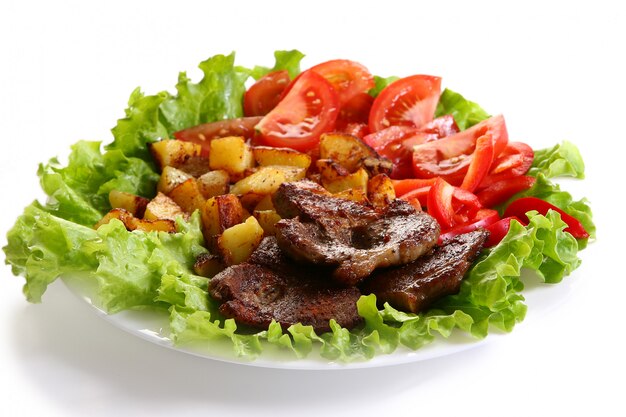 Plato de carne con papas y salsa