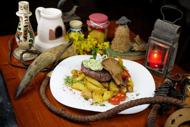 Plato de carne en un restaurante