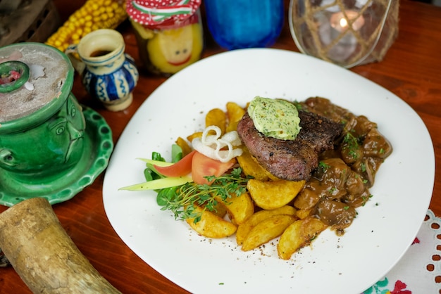 Foto gratuita plato de carne en un restaurante