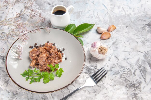 Plato de carne sabrosa vista superior con salsa en plato de carne de cena de comida de piso blanco