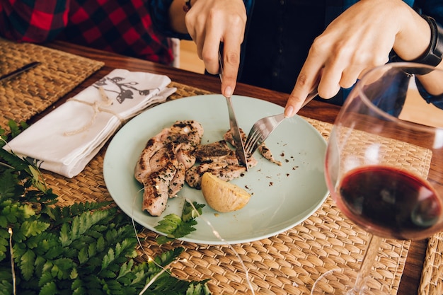 Foto gratuita plato de carne con vino tinto