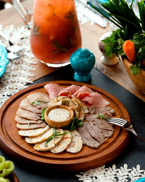 Plato de carpaccio de carne sobre la mesa