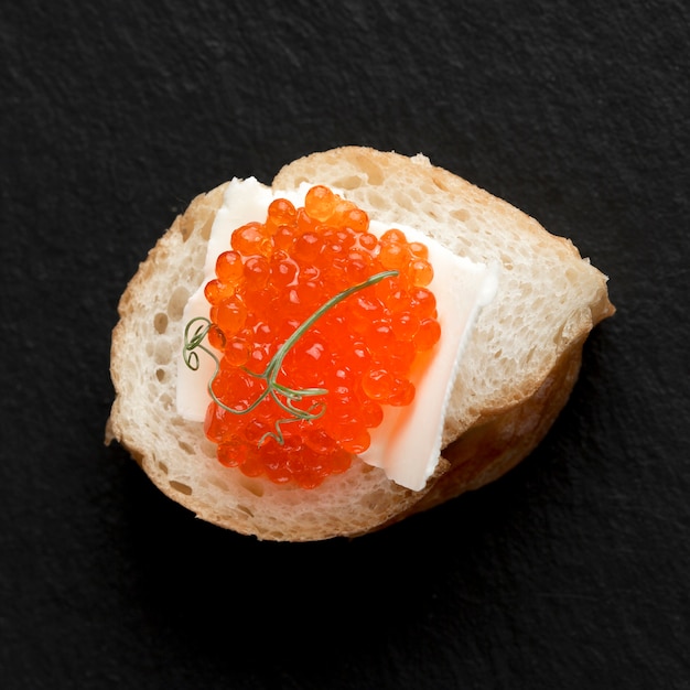 Plato de caviar rojo de vista superior
