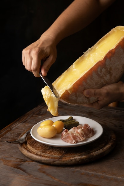 Plato de comida deliciosa alto ángulo