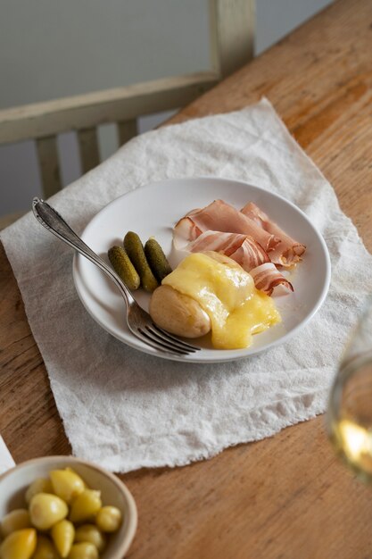 Plato de comida deliciosa alto ángulo