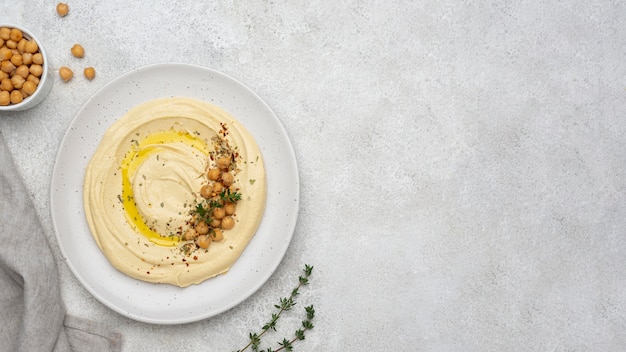 Foto gratuita plato de comida local deliciosa endecha plana con espacio de copia