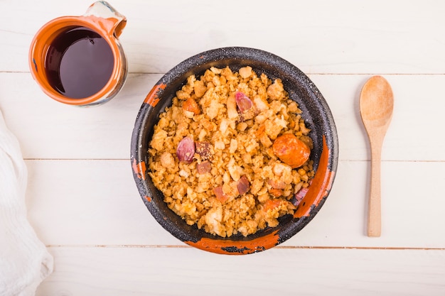 Plato de comida en la mesa de la cocina