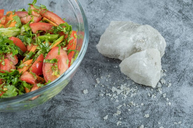 Un plato de cristal de deliciosa ensalada de verduras.