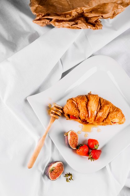 Plato con croissant y fresas