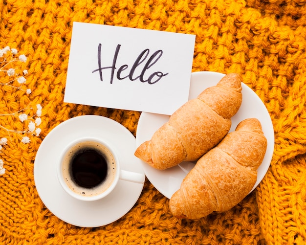 Plato con croissants y taza de café.