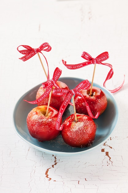 Plato con cuatro manzanas recubiertas de azúcar