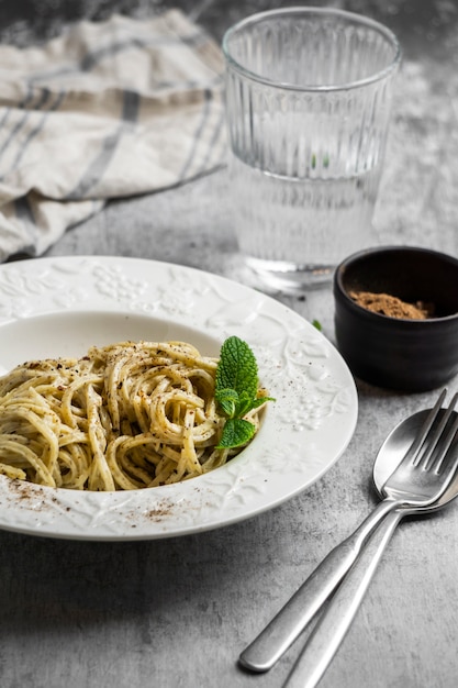 Plato y cubiertos de pasta de ángulo alto