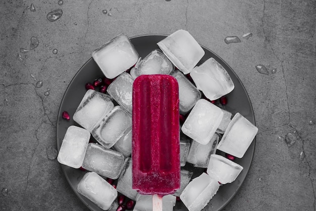 Plato con cubitos de hielo con palito de helado