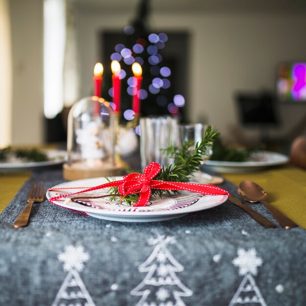 Plato decorado sobre mantel de navidad