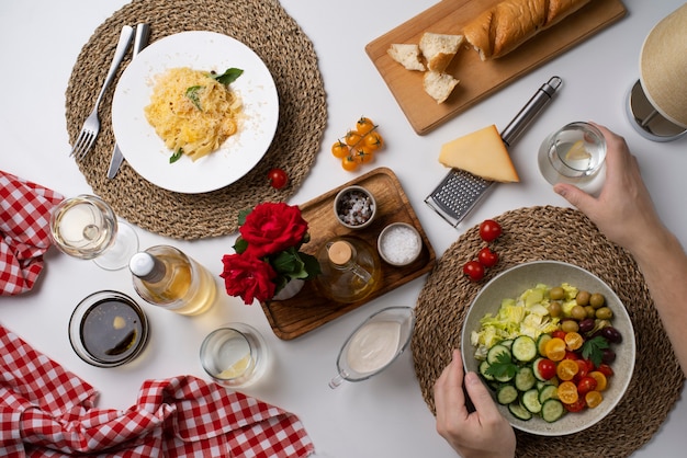 Foto gratuita plato con deliciosa ensalada de verduras