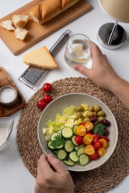 Foto gratuita plato con deliciosa ensalada de verduras