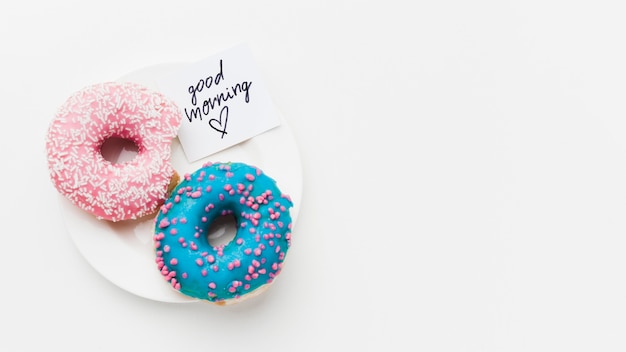 Foto gratuita plato con deliciosas donas