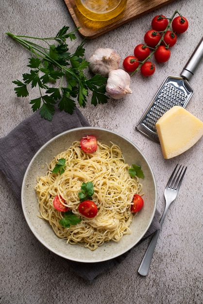 Plato con delicioso plato de pasta italiana