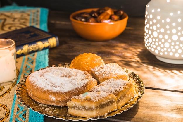 Plato con deliciosos pasteles árabes en la mesa