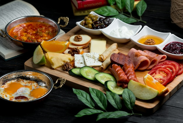 Plato de desayuno con combinación mixta de alimentos.