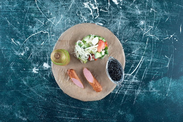 Plato de desayuno con ensalada e ingredientes para acompañar.