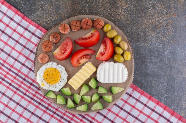 Plato de desayuno con huevos fritos y ensalada de verduras