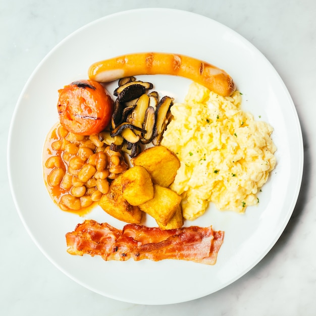 Foto gratuita plato de desayuno inglés