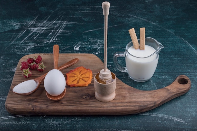 Plato de desayuno con ingredientes sobre una tabla de madera