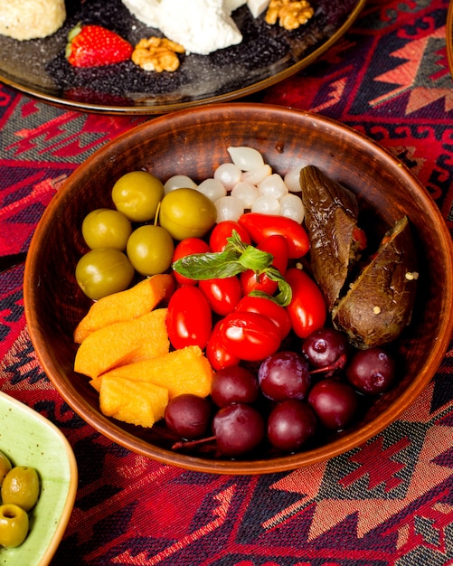 Foto gratuita plato con diferentes encurtidos, berenjenas, tomates cherry y cebollas