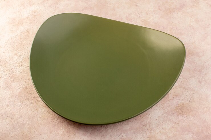 Foto gratuito un plato de diseño verde de vista superior con vasos vacíos hizo la mesa de comidas