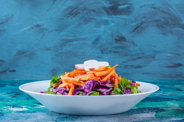 Foto gratuita un plato de diversas verduras frescas.