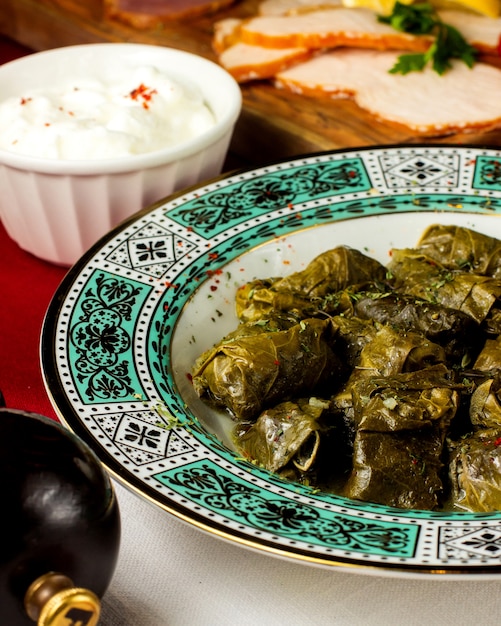 Foto gratuita plato con dolma servido con yogurt natural