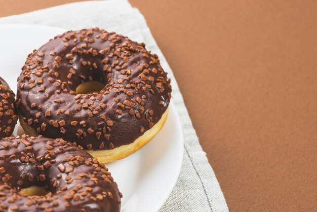 Plato con donuts de glaseado de chocolate negro