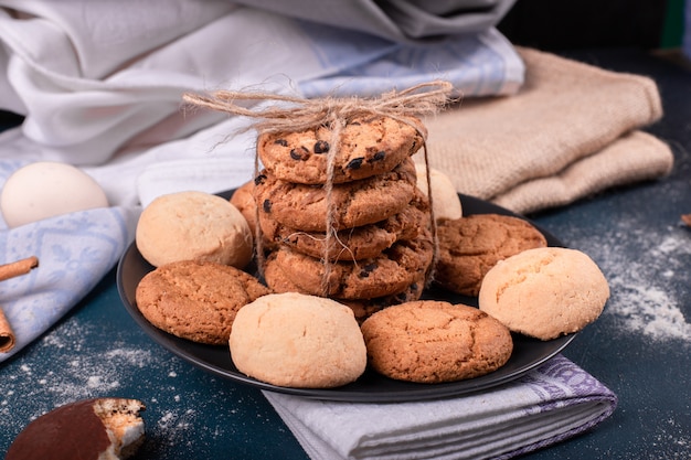 Plato de dulces y galletas en la mesa