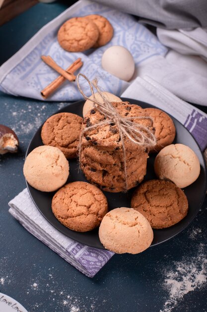 Plato de dulces y galletas en la mesa