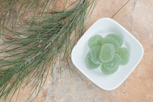 Plato de dulces de mermelada sobre fondo de mármol.